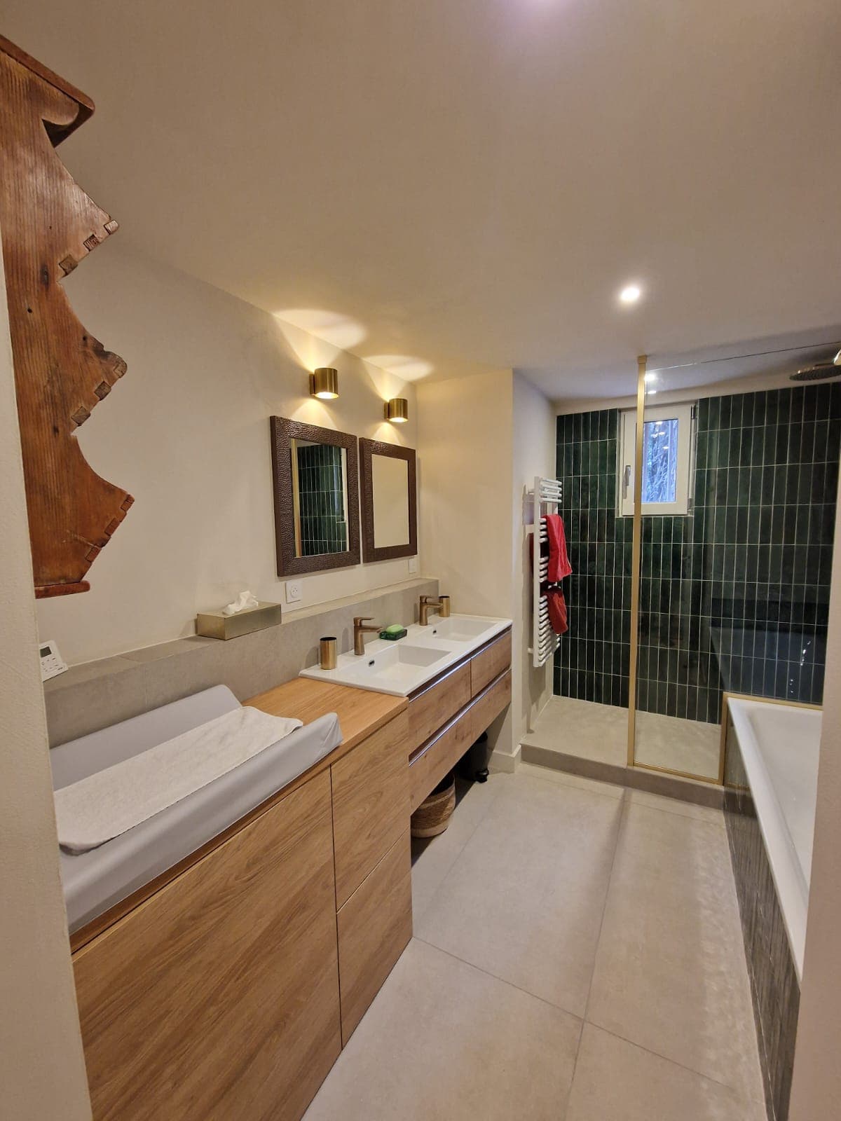 Salle de bain design rénovée par L.P.C.S. dans le Var